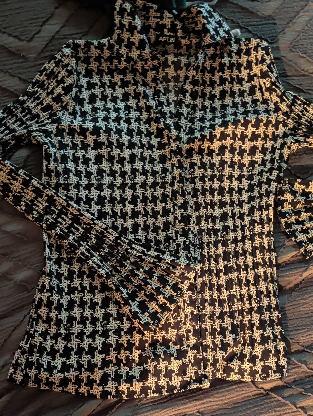 NWOT Apt. 9 Black & Cream Houndstooth Knit Top